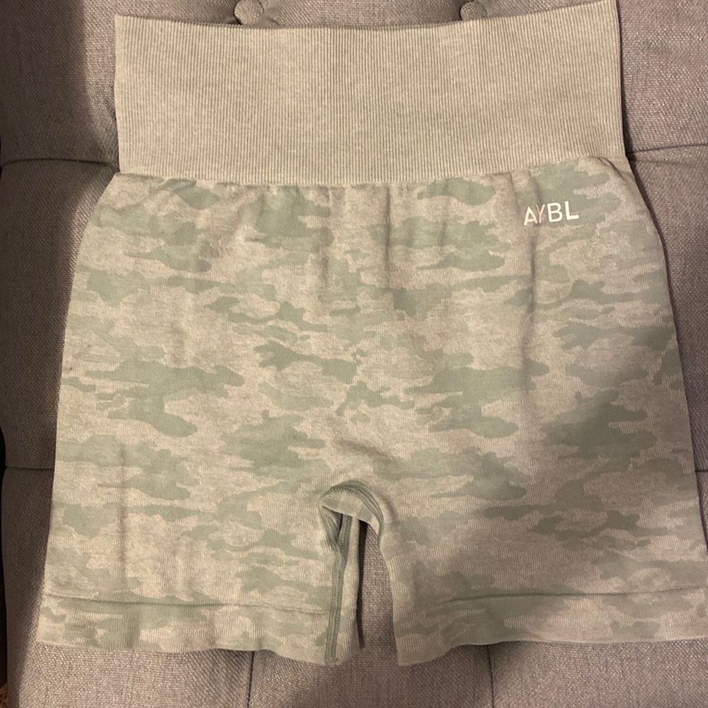 AYBL seamless butt scrunch short, camo: green